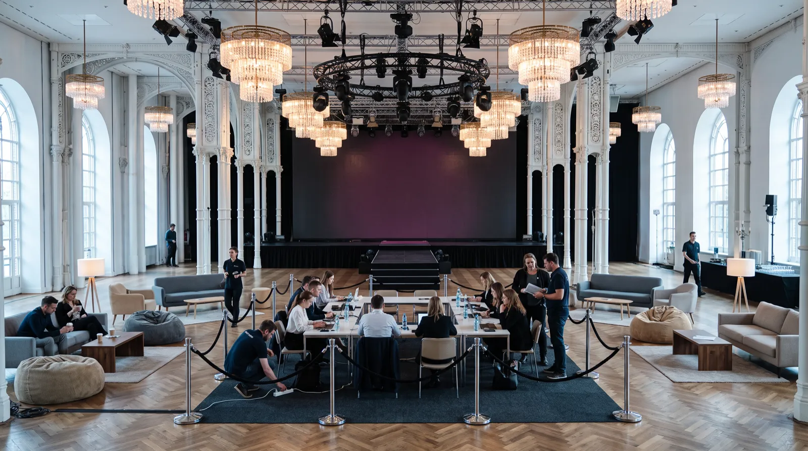 Morgens im hellen Festsaal der Flora: die zwölf Startplätze stehen aufgebaut im abgesperrten Block in der Saalmitte, davor die leere Bühne, die ersten Teams richten sich ein